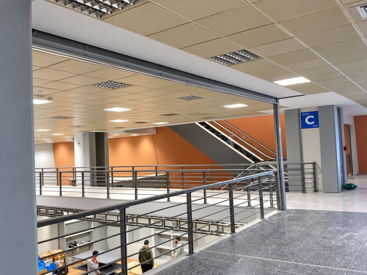 Πυροκουρτίνα 60 λεπτών σε ανοιχτό πατάρι εμπορικού κτιρίου
